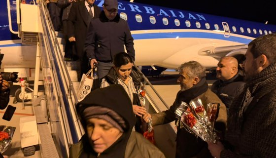 Türkiyədən qardaşlıq jesti – azərbaycanlı sərnişinlər İğdırda çiçəklərlə qarşılandı