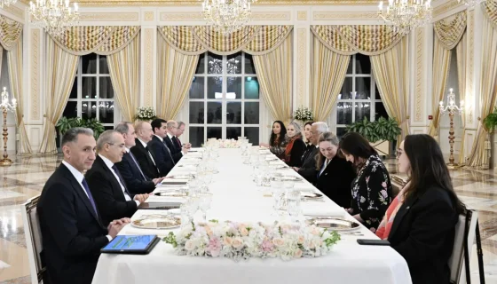 İlham Əliyevin Aİ Şurasının Prezidenti ilə rəsmi nahar əsnasında geniş tərkibdə görüşü olub