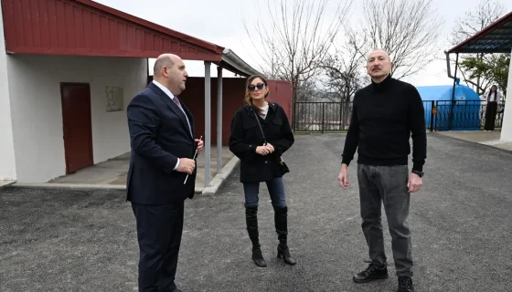 İlham Əliyev Xanoba kəndində bərpa işləri ilə tanış olub