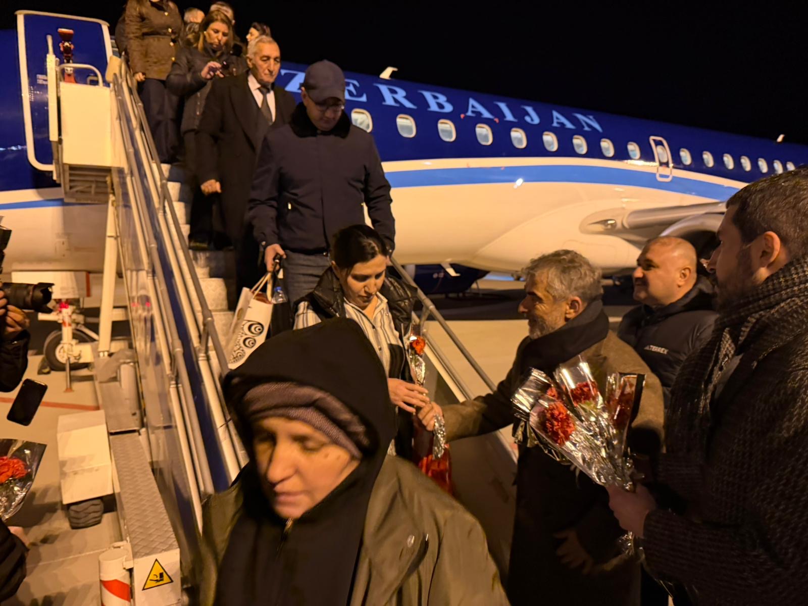 Türkiyədən qardaşlıq jesti – azərbaycanlı sərnişinlər İğdırda çiçəklərlə qarşılandı