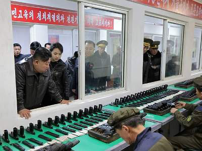 Kim Çen İn ölkənin aparıcı müdafiə zavodunu ziyarət edib