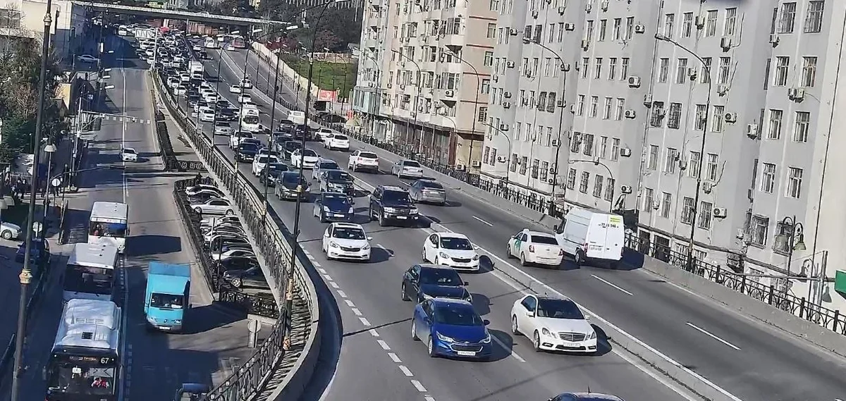 Bakıda 14 istiqamətdə tıxac müşahidə olunur