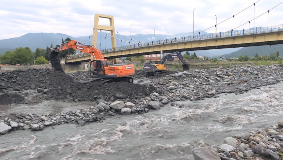 Zaqatalada sel təhlükəsinə qarşı tədbirlər görülür, dağ çaylarına ağır texnika cəlb olunub