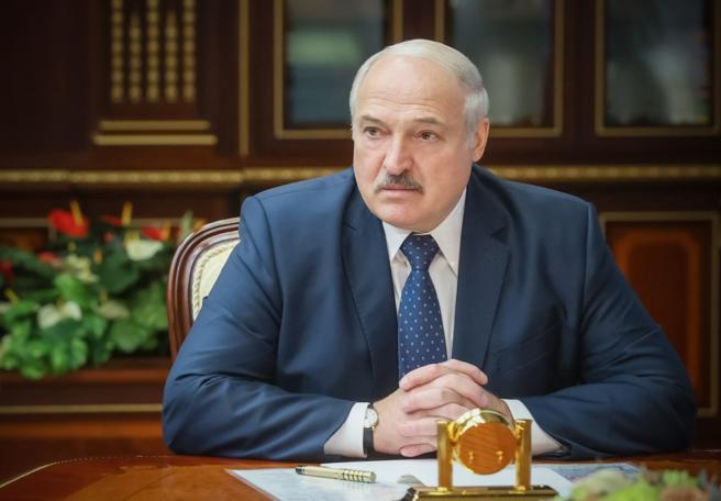 Lukaşenko eksperimental Belarus traktorunu kosmik gəmi ilə müqayisə etdi