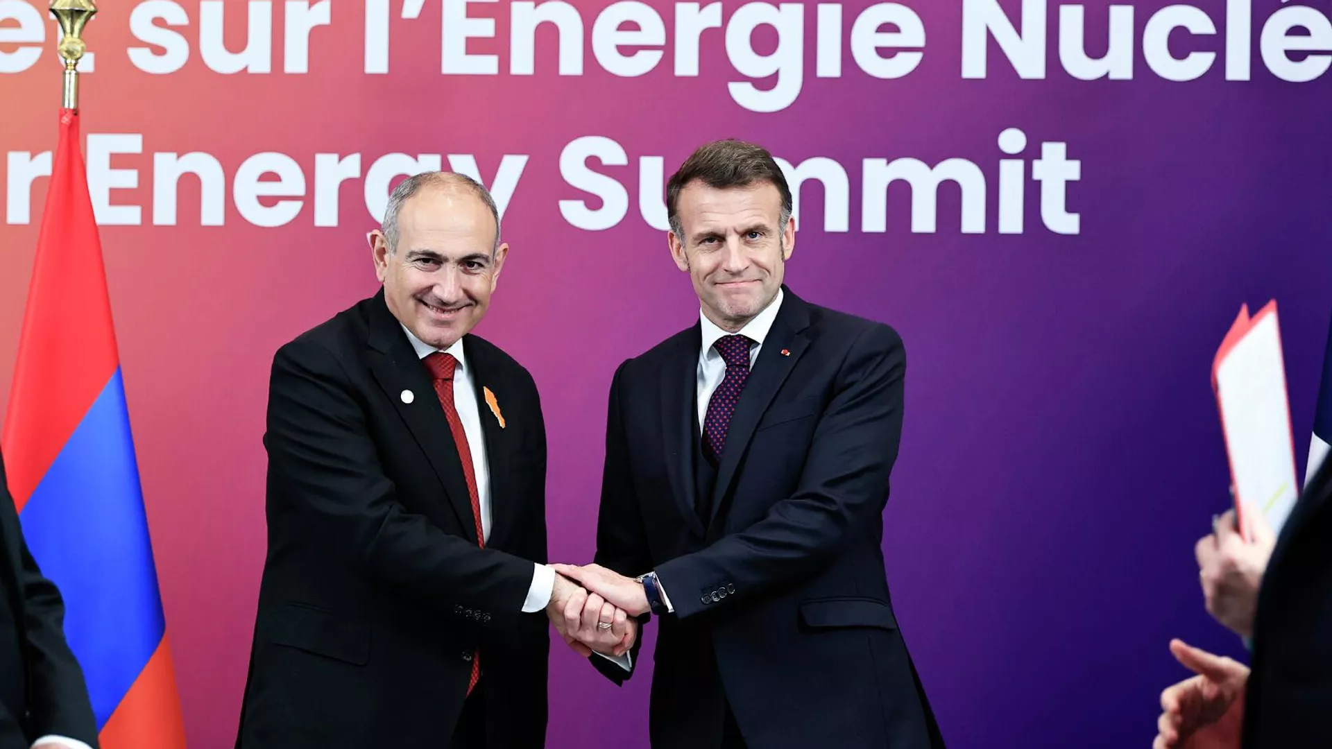 Paşinyan və Makron regiondakı vəziyyəti müzakirə ediblər