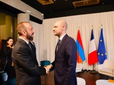 Ararat Mirzoyan fransalı həmkarı ilə görüşüb