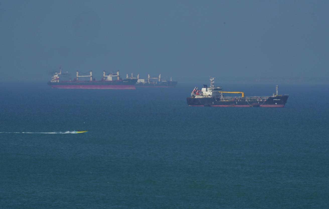 UKMTO: Oman sahillərində tanker atəşə tutulub