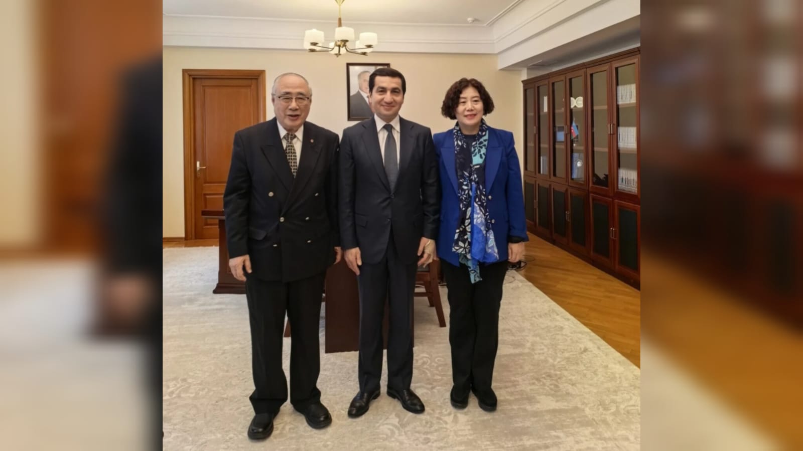 Hikmət Hacıyev Çinin Avropa məsələləri üzrə keçmiş xüsusi nümayəndəsi ilə görüşüb