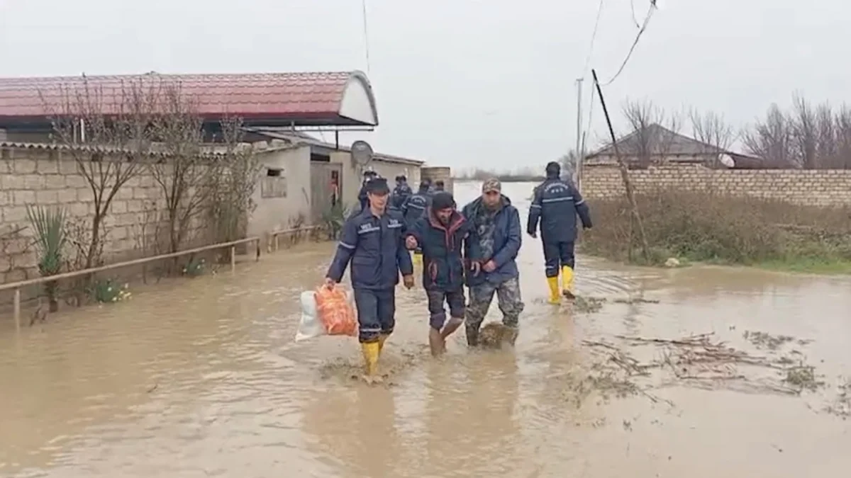 Xaçmazda intensiv yağışlar nəticəsində evləri su basıb