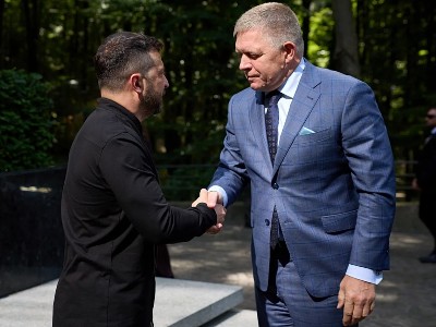 Zelenski Slovakiya Baş nazirini Ukraynaya dəvət etdi