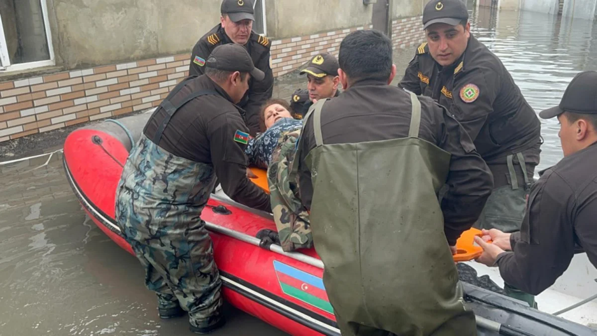 Keşlədə evləri su basdı, 37 nəfər təxliyə edildi - VİDEO