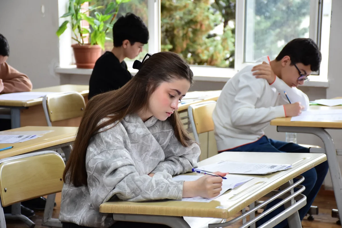 Buraxılış imtahanı keçirilib, 4 şagirddə telefon aşkarlanıb