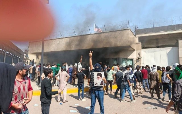 Pakistanlılar ABŞ konsulluğunu yandırdılar, ölənlər var - VİDEO - YENİLƏNİB