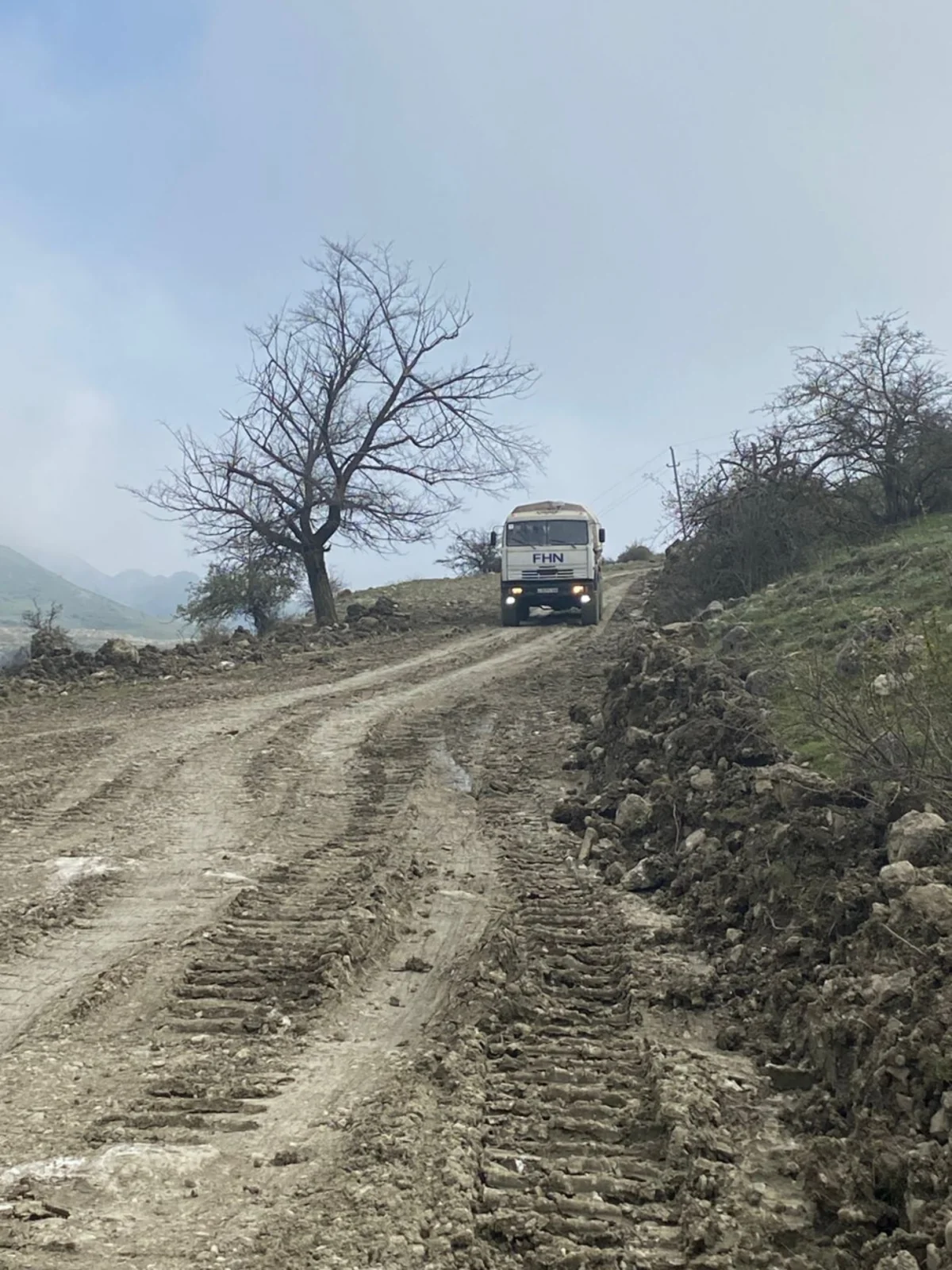 Qubada torpaq sürüşməsi: rayonla kəndləri birləşdirən yol sıradan çıxdı - VİDEO