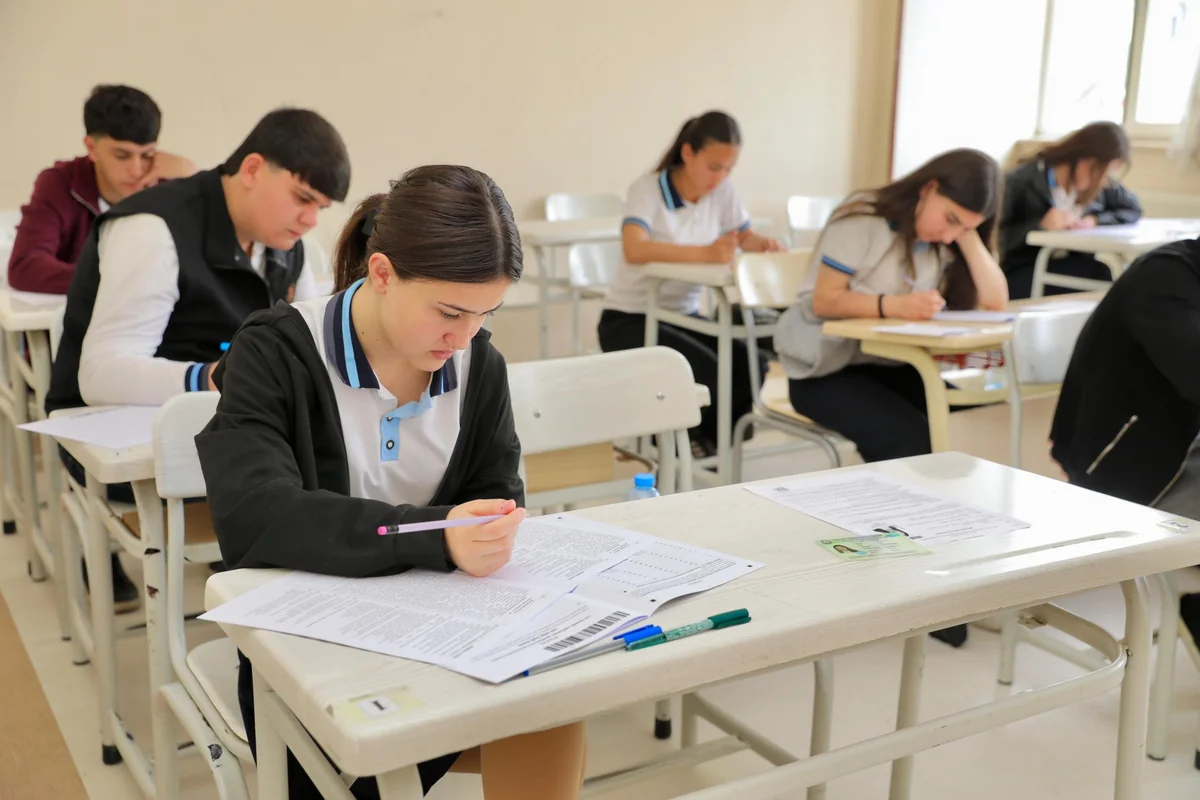 Naxçıvanda tam orta təhsil səviyyəsi üzrə buraxılış imtahanı keçirilib