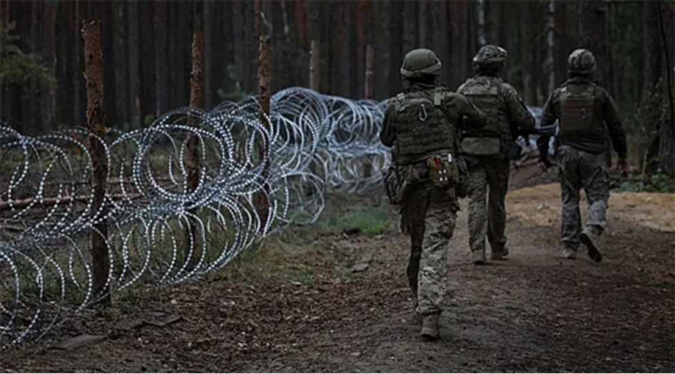 Ukrayna Belarusla sərhəddəki istehkamlarını gücləndirir