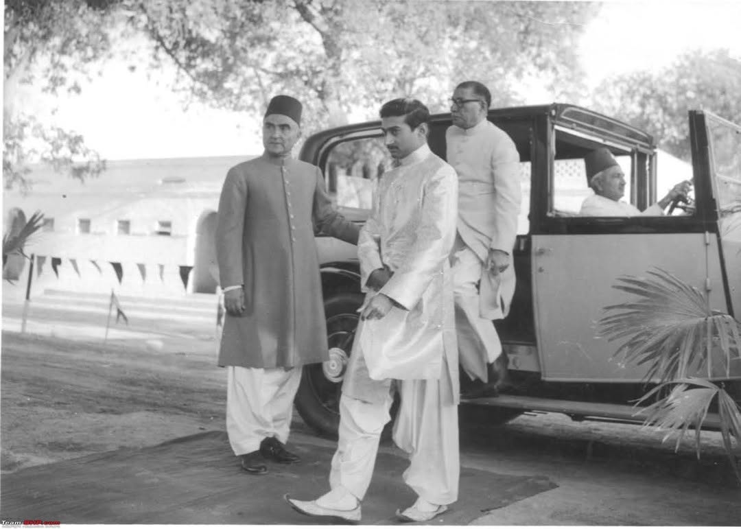 Xayrpur knyazlığının h&ouml;kmdarı Əli Murad xan II. Talpur və Baş nazir Mirzə M&uuml;mtaz Həsən Qızılbaş (eynəkli)